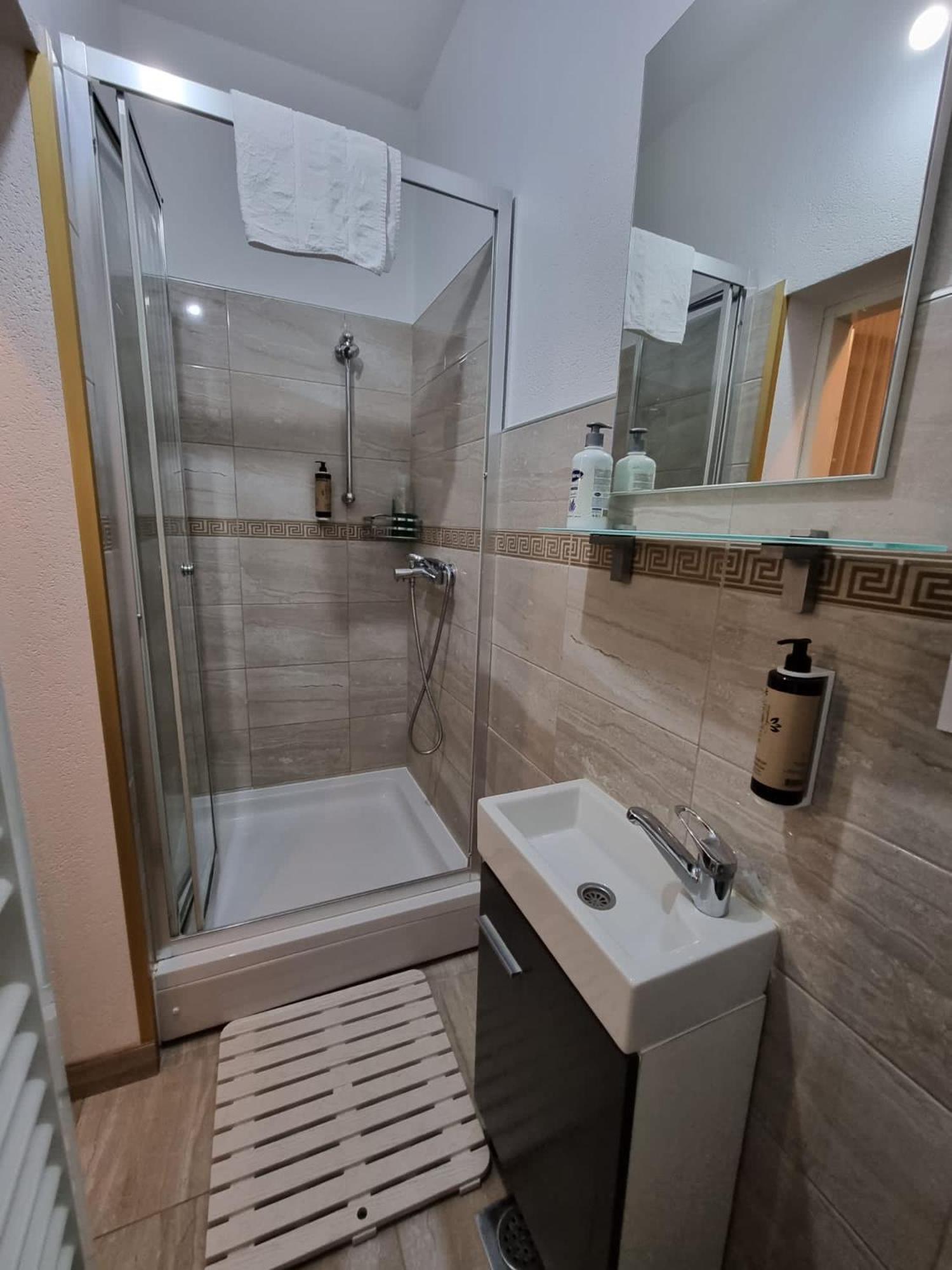 ליבנו Apartmani Li מראה חיצוני תמונה